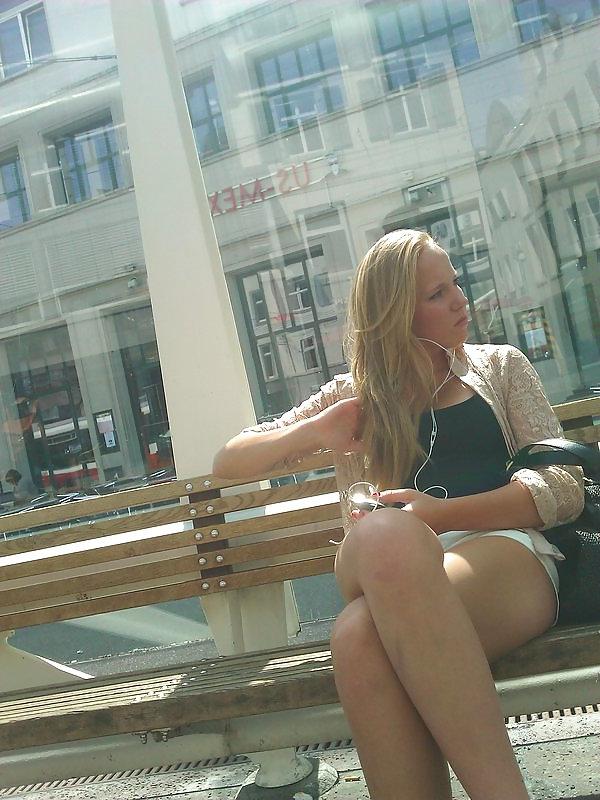 25P Alanya Tourist Girls candid feet and soles