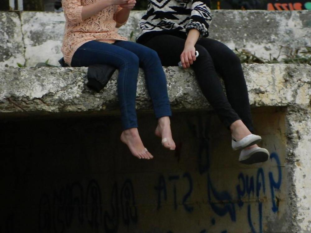 25P Alanya Tourist Girls candid feet and soles