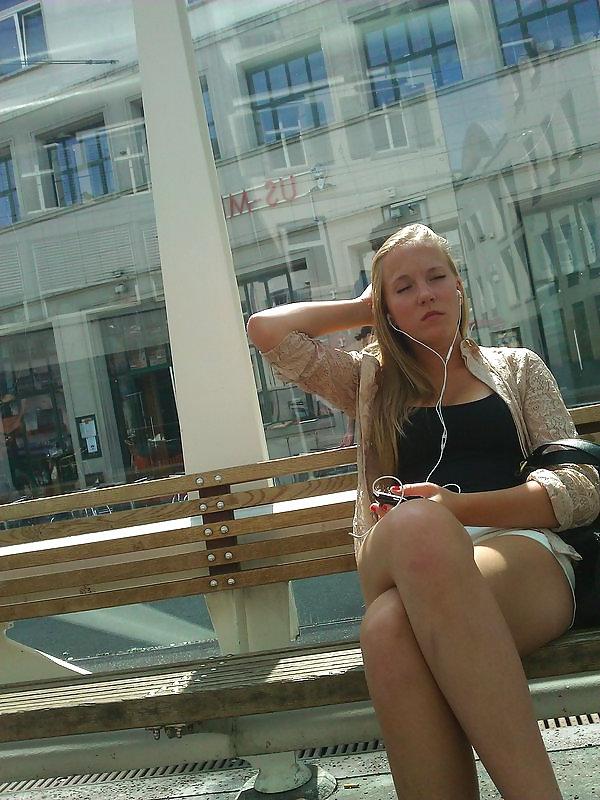 25P Alanya Tourist Girls candid feet and soles