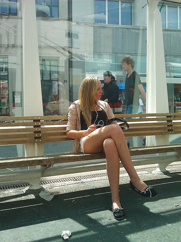 25P Alanya Tourist Girls candid feet and soles