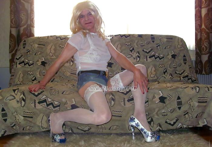 14P Blond CD-Slut in Hot Pants