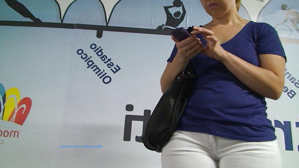 25P Wide hips cameltoe in tigh jean