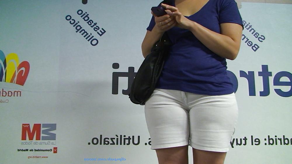 25P Wide hips cameltoe in tigh jean