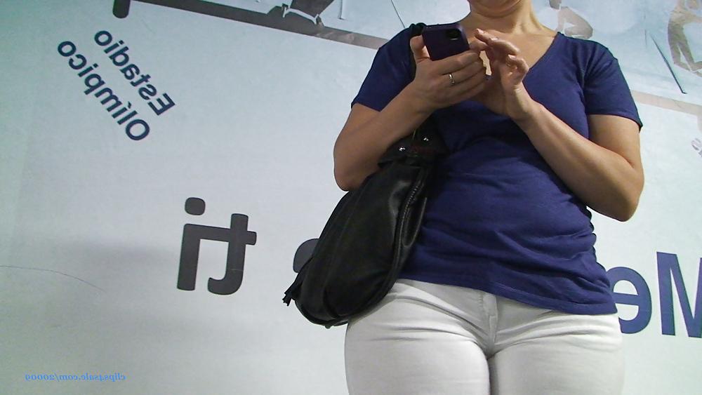 25P Wide hips cameltoe in tigh jean
