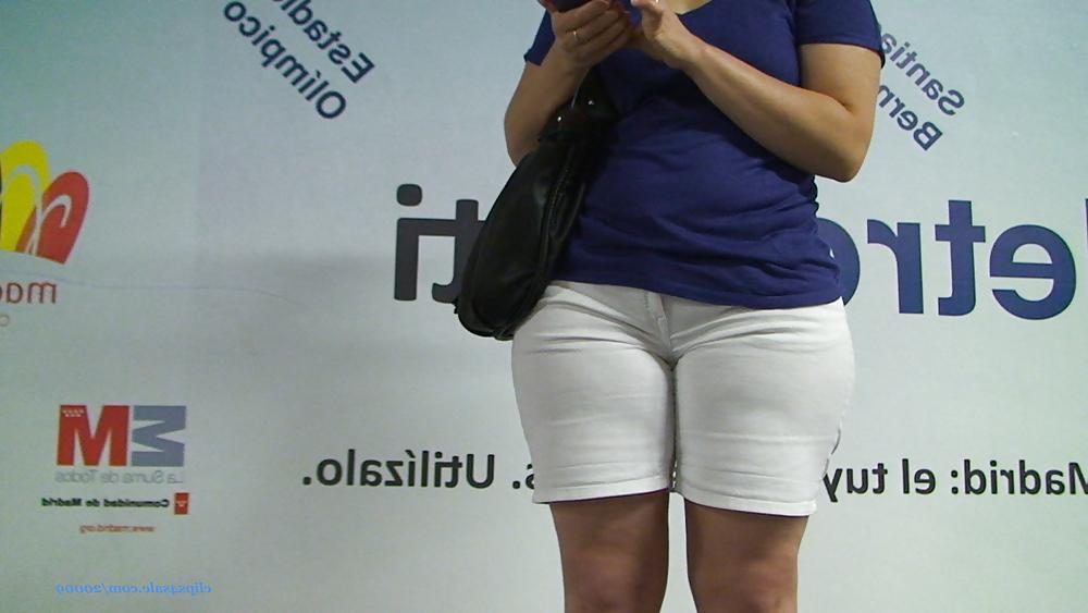 25P Wide hips cameltoe in tigh jean