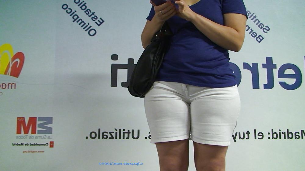 25P Wide hips cameltoe in tigh jean