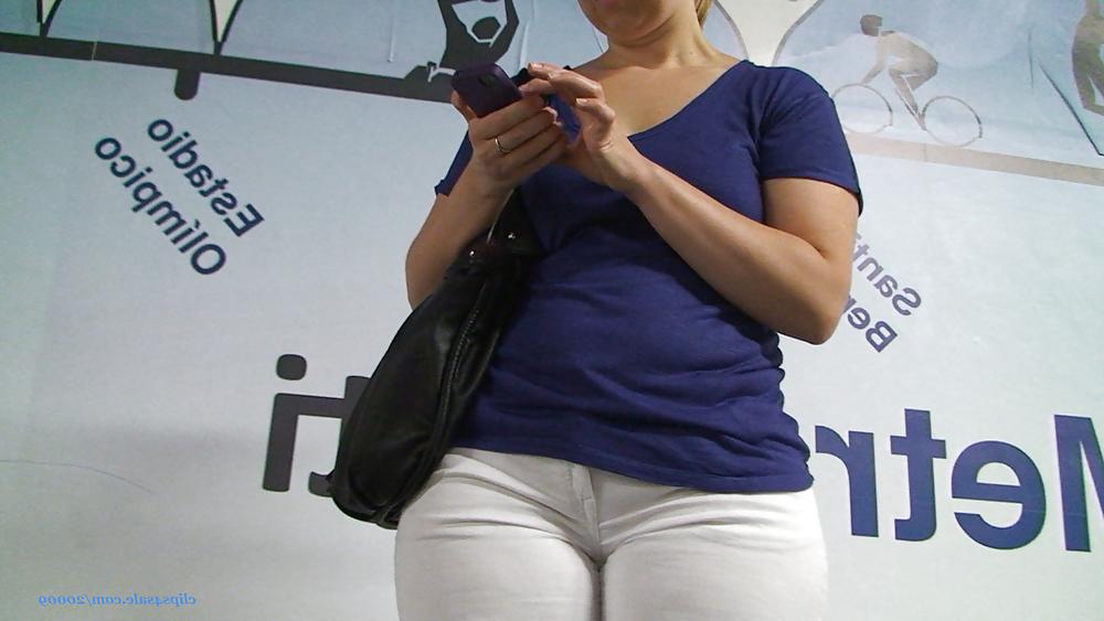 25P Wide hips cameltoe in tigh jean