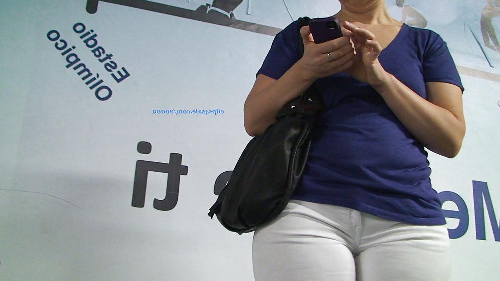 25P Wide hips cameltoe in tigh jean