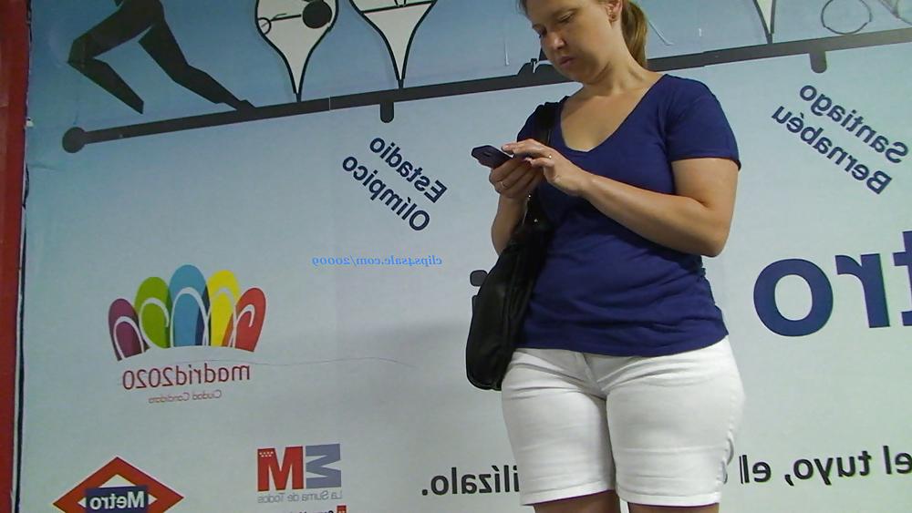 25P Wide hips cameltoe in tigh jean