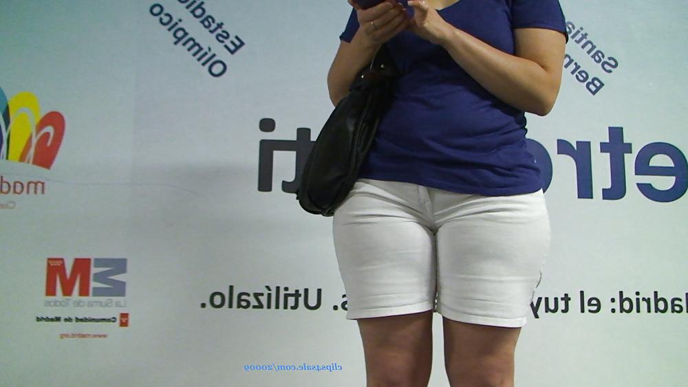 25P Wide hips cameltoe in tigh jean
