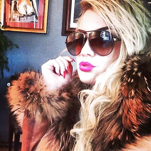 15P Instagram fur girl