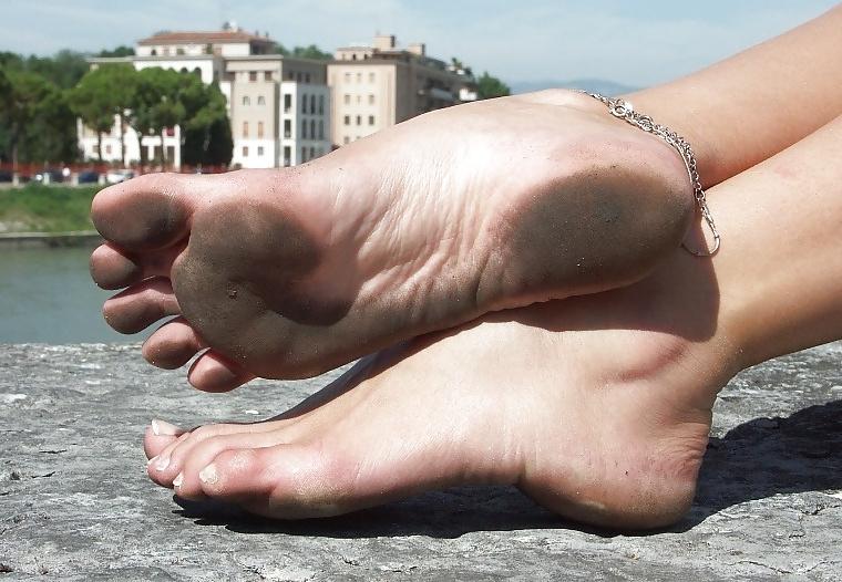 25P Barefooter nude public 01