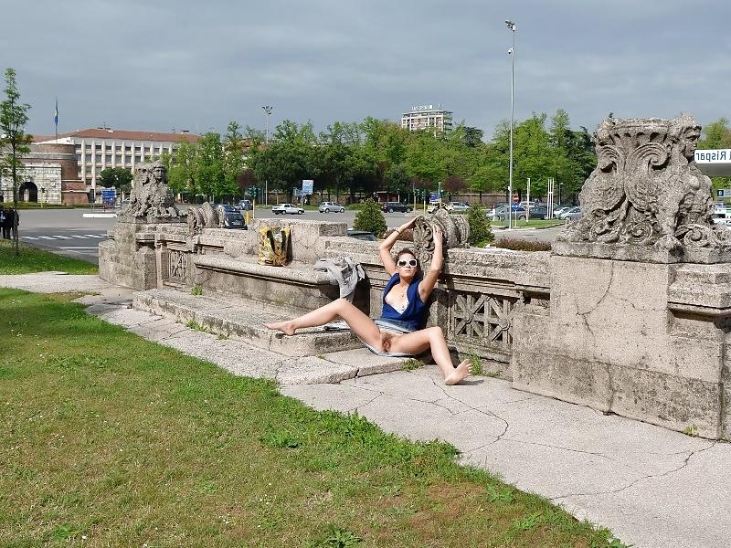25P Barefooter nude public 01