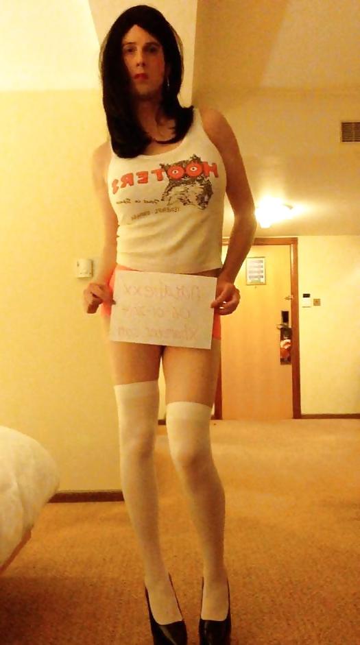 11P Hooters Waitress