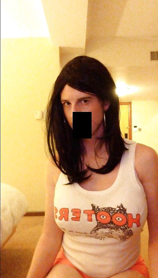 11P Hooters Waitress