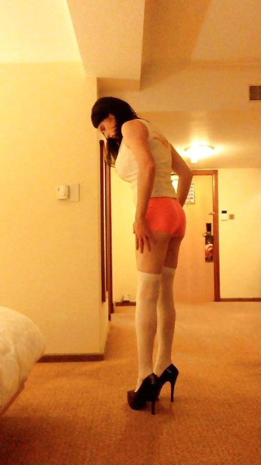11P Hooters Waitress