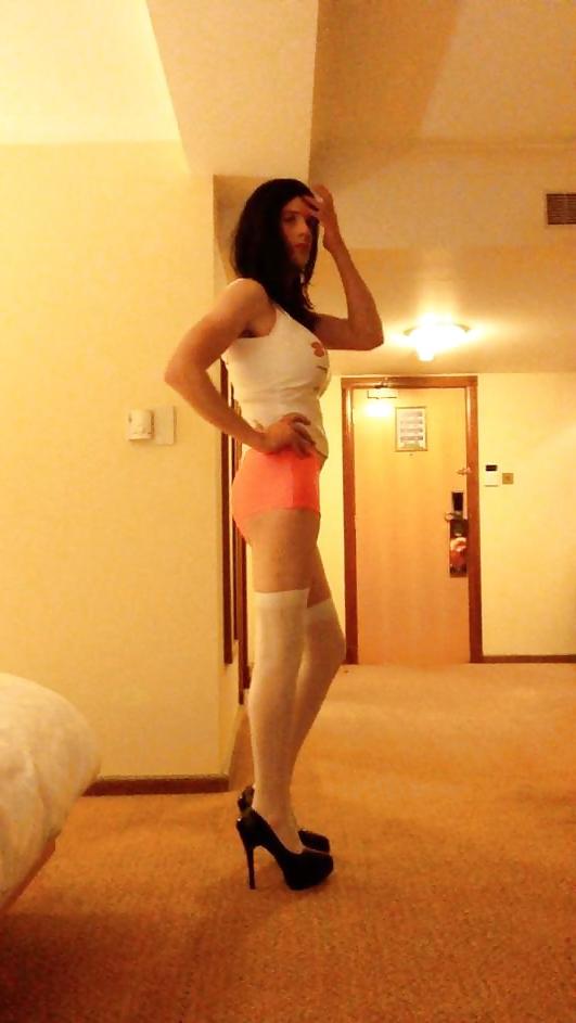 11P Hooters Waitress