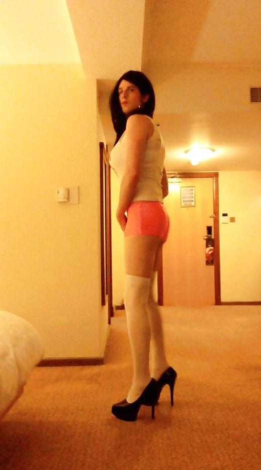 11P Hooters Waitress