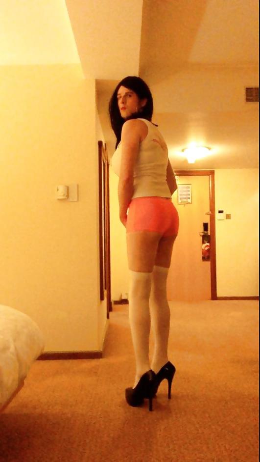 11P Hooters Waitress