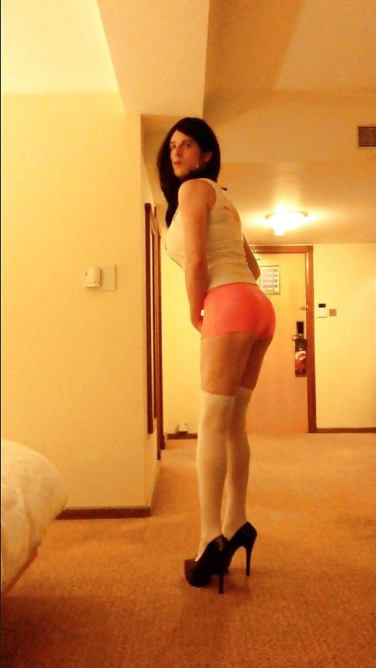 11P Hooters Waitress