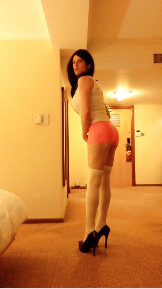 11P Hooters Waitress