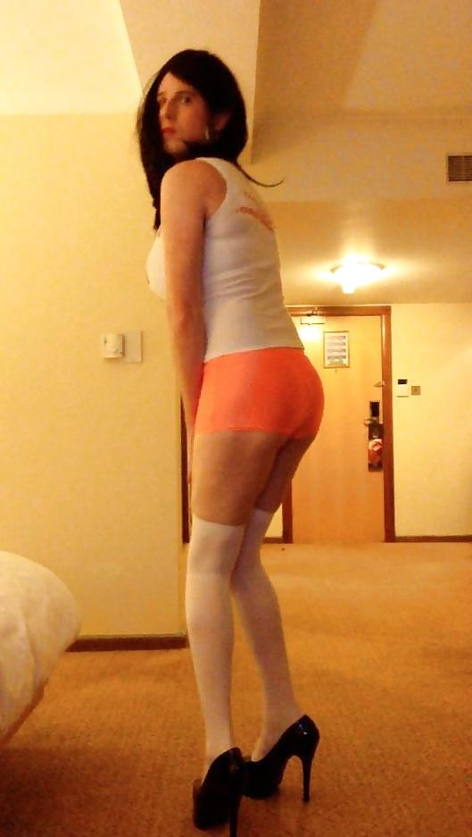 11P Hooters Waitress