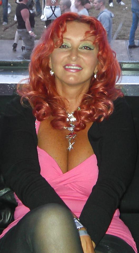 21P Hot Cougar & MILF Celebs