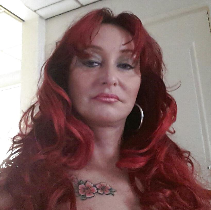 21P Hot Cougar & MILF Celebs