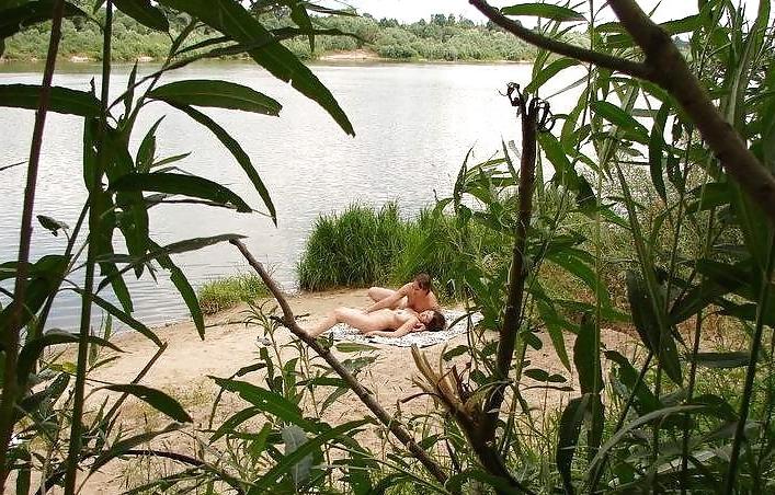 15P Couple fucking in the beach