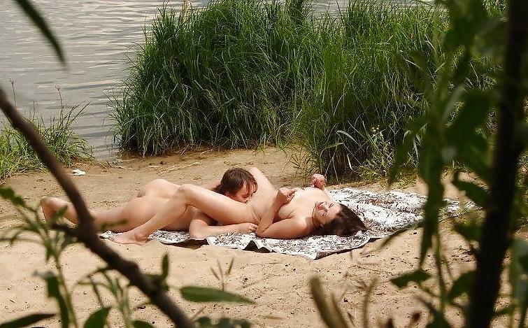 15P Couple fucking in the beach