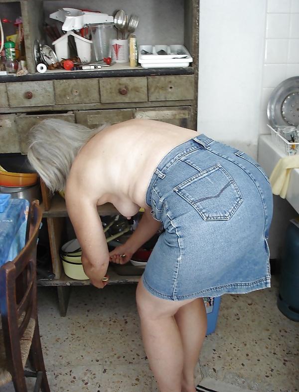 5P Housewife naked in the kitchen
