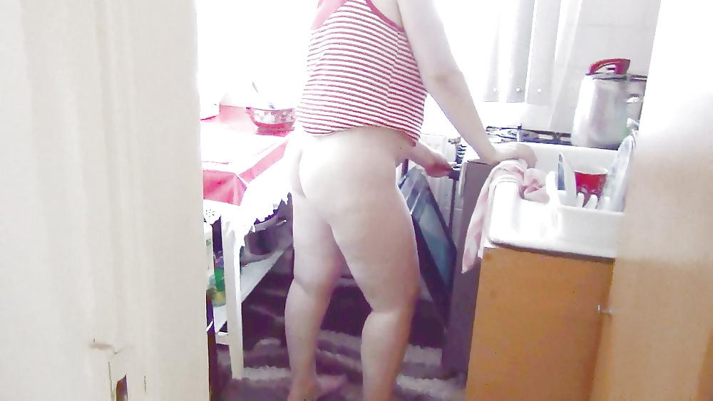 9P Housewife  in the kitchen