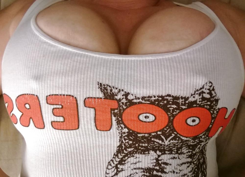 6P Wifes Hooters