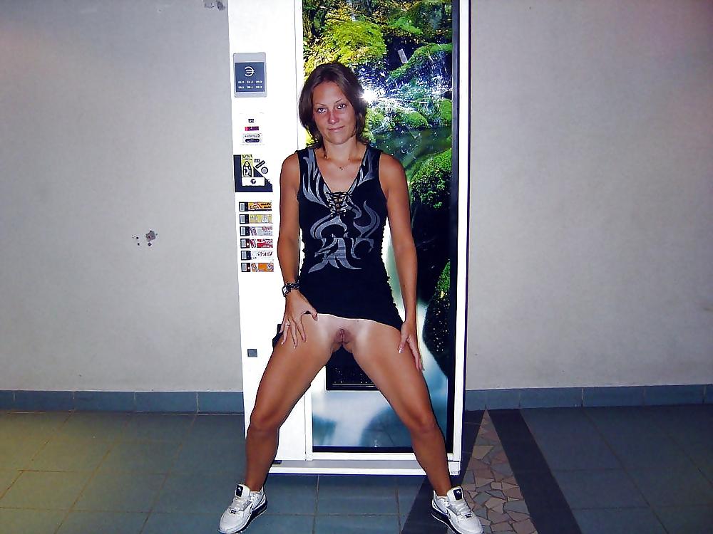 25P Wedding Ring Swingers #194: Wives show pussy