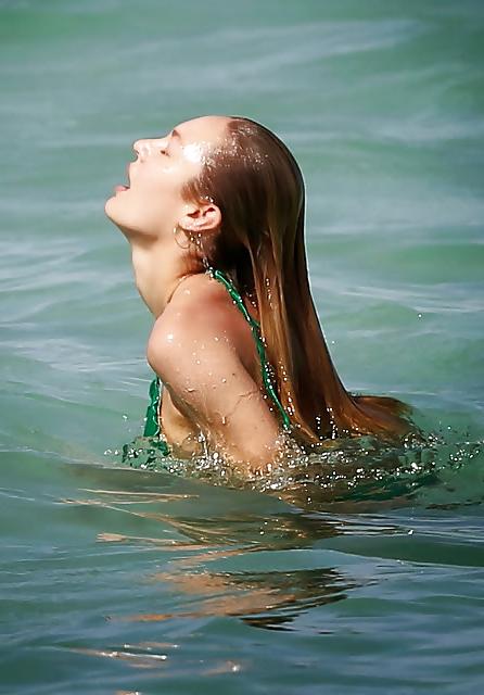 25P Candice Swanepoel Sexy  perfect Ass Comment pls