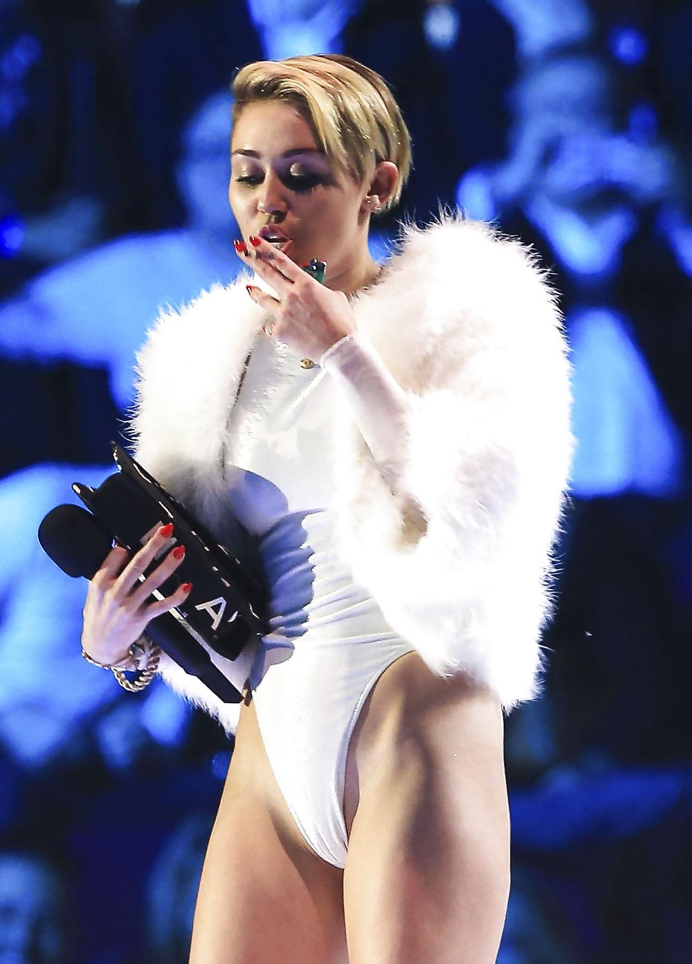 18P Miley Cyrus - Perfect Cameltoe so Hot