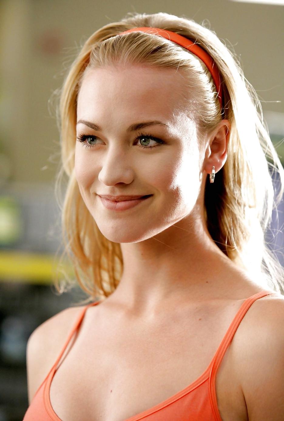 25P Yvonne Strahovski (Australian actress)