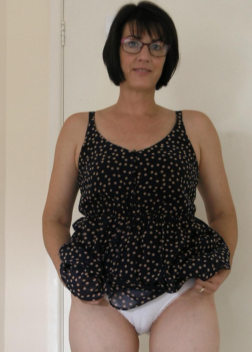 5P Mature brunette big cameltoe