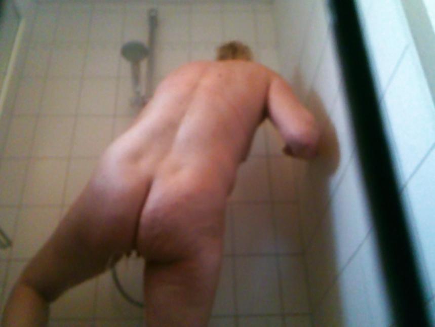 25P Hide my phone in the shower again