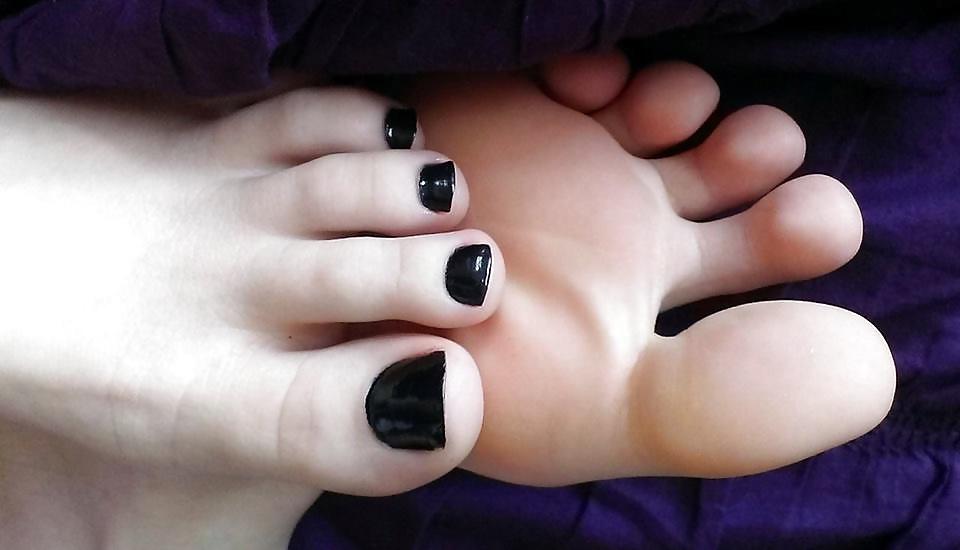 25P Black toe feet