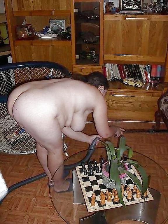4P Housewife  cleaned in the house