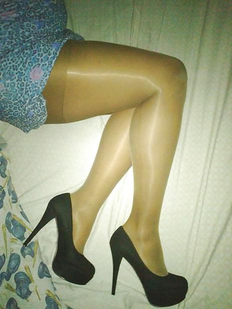 5P Shiny pantyhose legs and heels