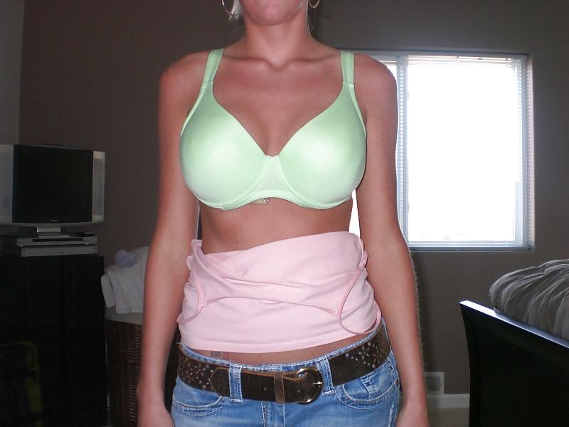 17P Become A Hooters Girl