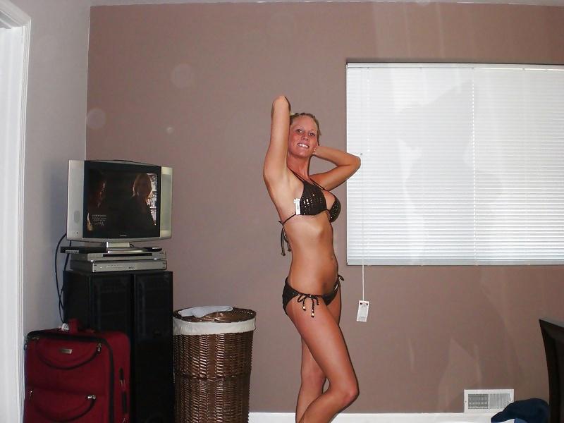17P Become A Hooters Girl