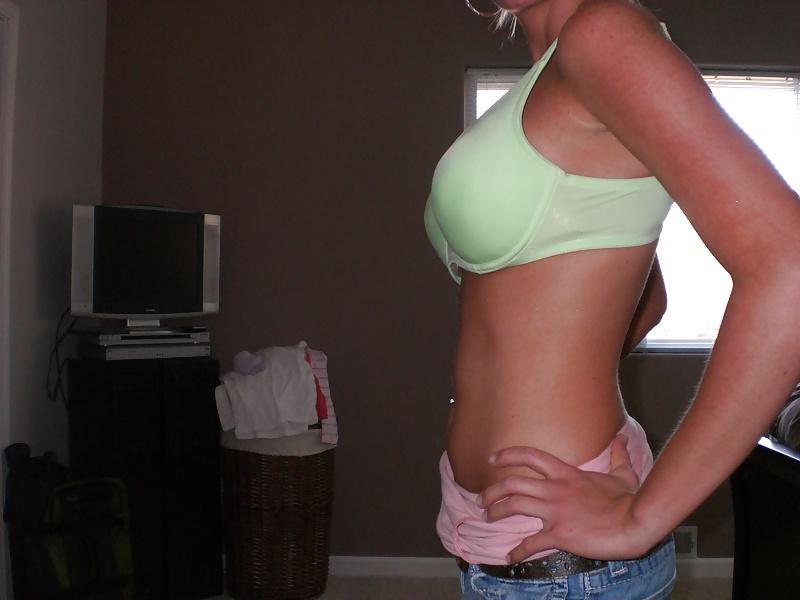 17P Become A Hooters Girl