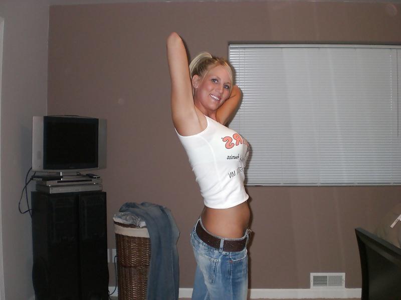 17P Become A Hooters Girl