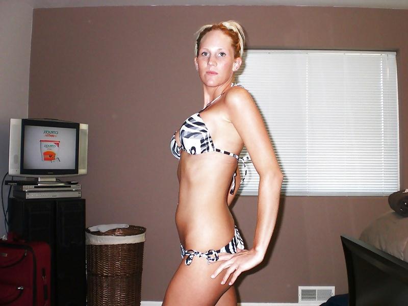 17P Become A Hooters Girl