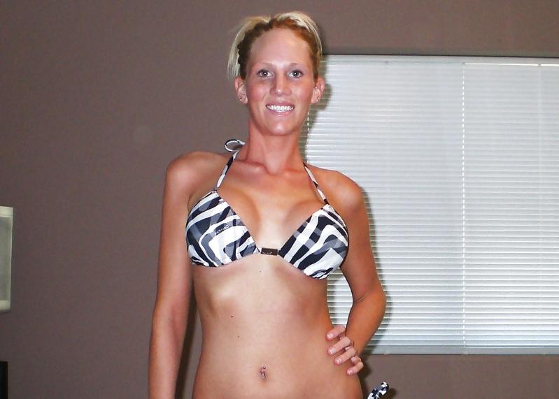 17P Become A Hooters Girl