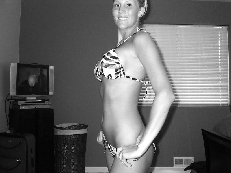 17P Become A Hooters Girl