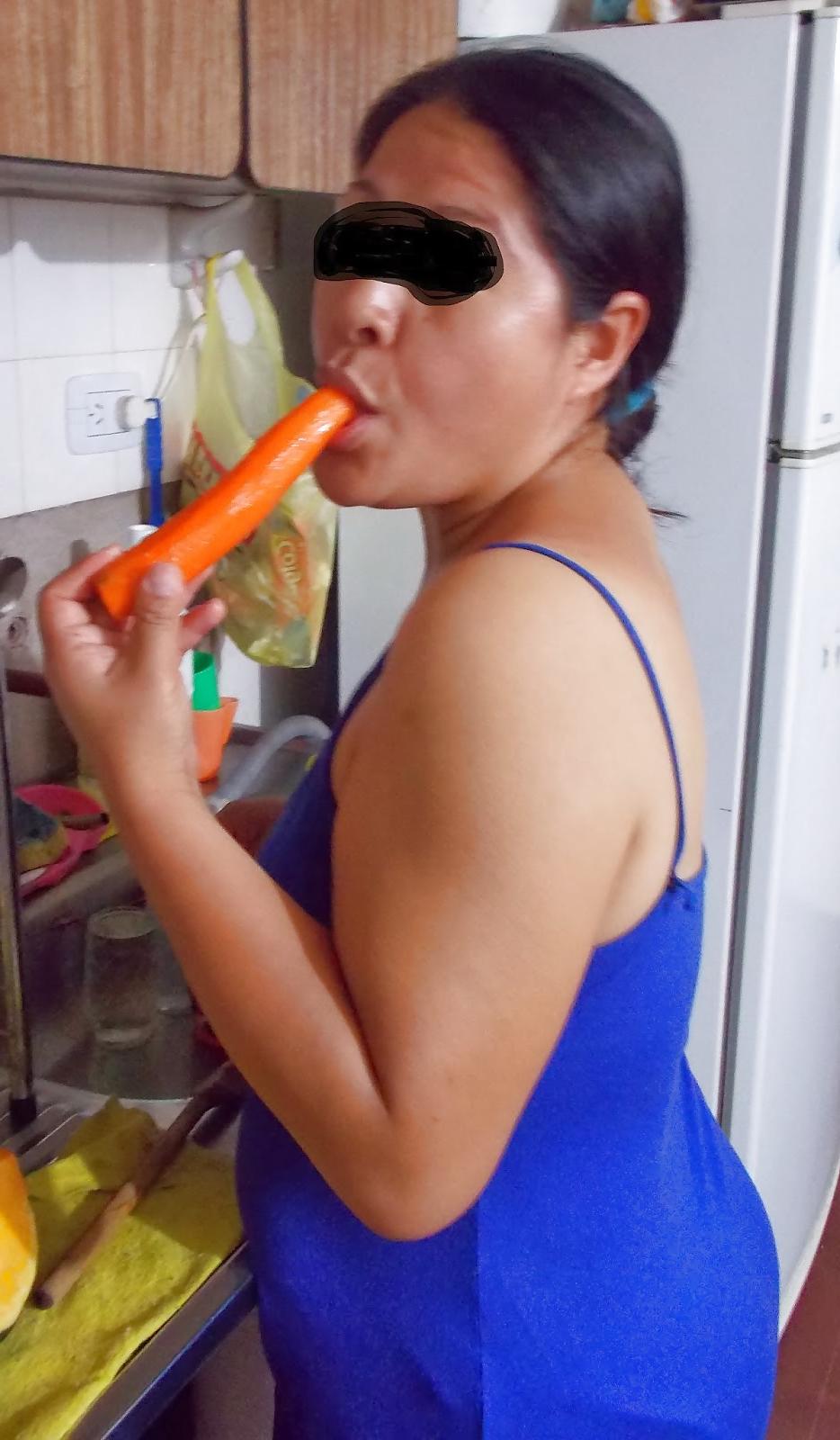 6P Housewife  and her vegetable toy 